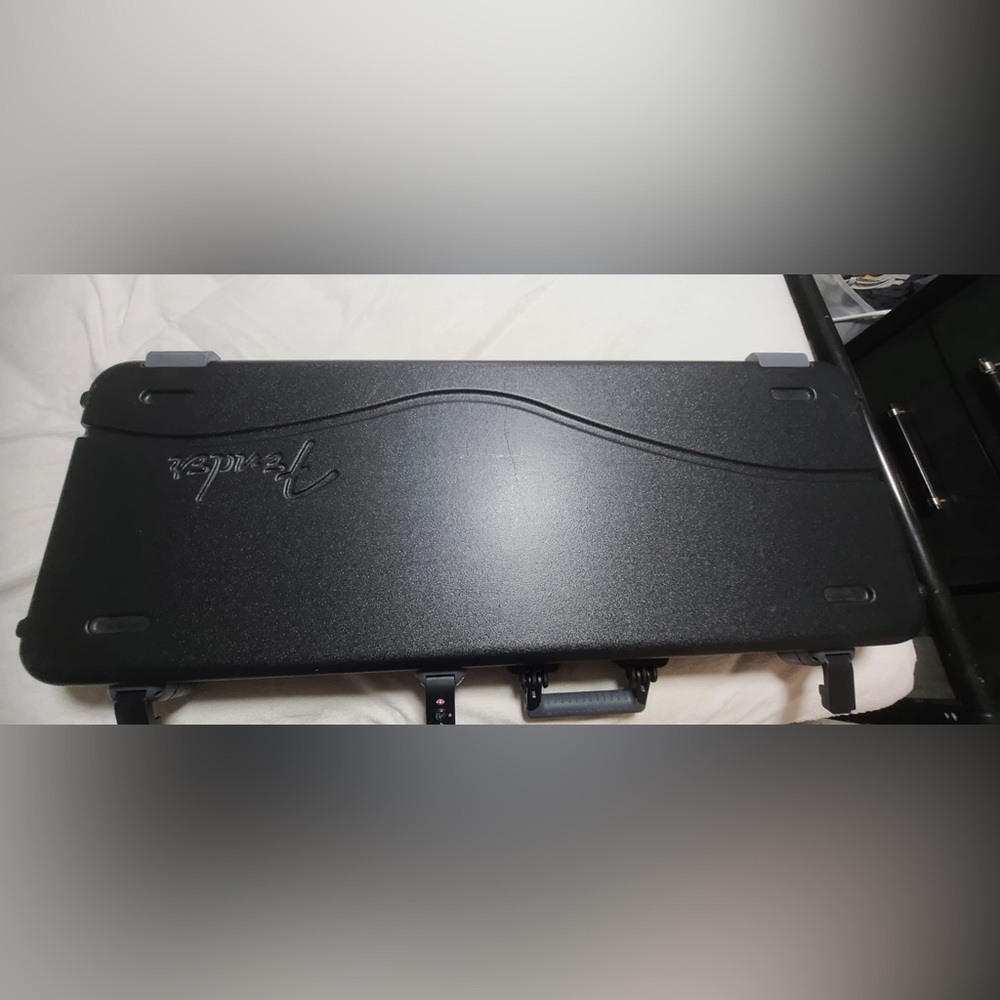 FENDER DELUXE MOLDED CASE - STRATOCASTER & TELECASTER